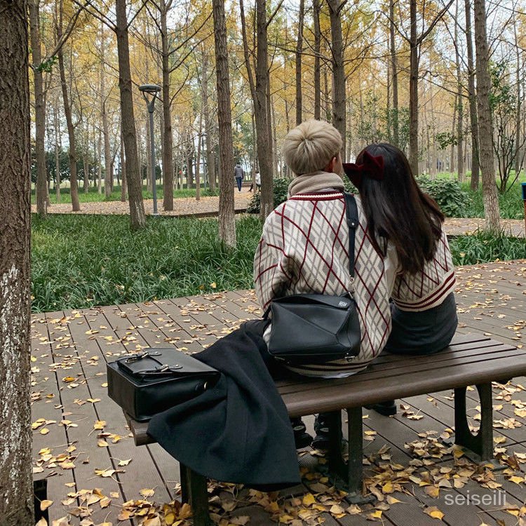 Áo Len Thêu Họa Tiết Thời Trang Cho Các Cặp Đôi | BigBuy360 - bigbuy360.vn