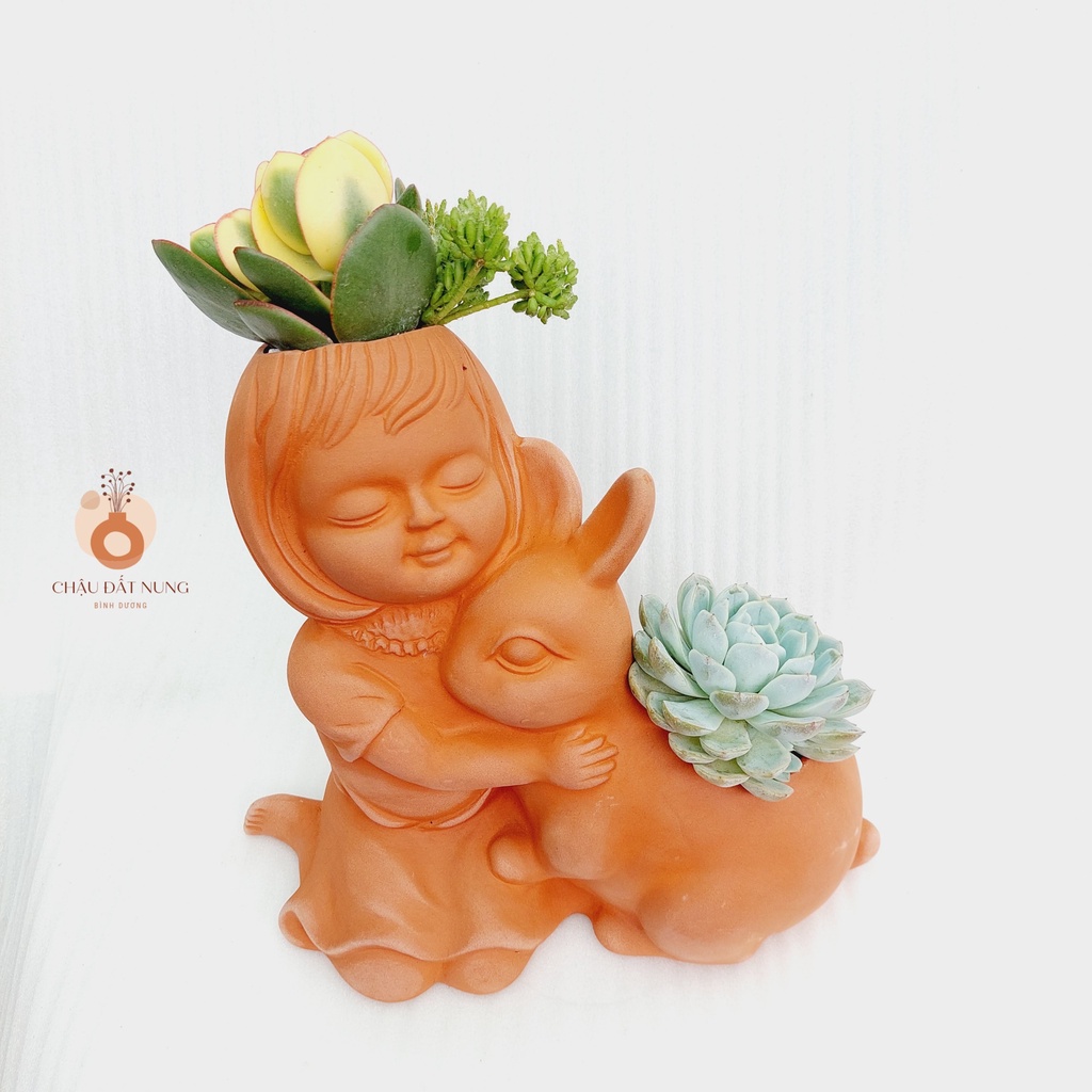 Chậu đất nung, Chậu sen đá - Cô gái Serena và bạn thỏ, miệng chậu 8cm, chiều cao 23cm