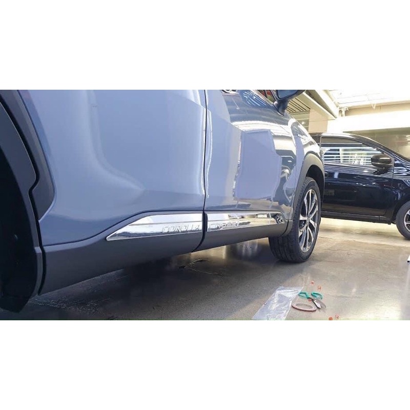 Ốp nẹp sườn xe Toyota Cross bản to
