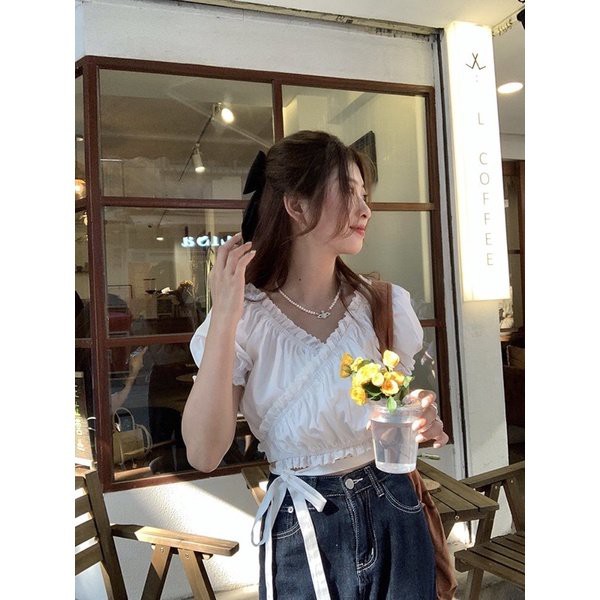 Áo croptop tay ngắn cổ chữ V màu trắng phối dây đan chéo