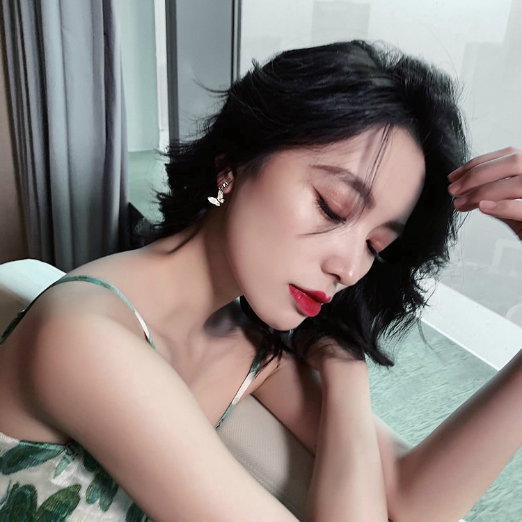 Bông Tai Hình Bướm Màu Trắng Sáng Bóng Thời Trang Hàn Quốc Cho Nữ