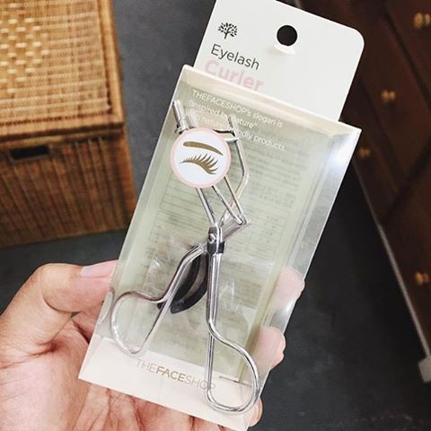 Kẹp bấm mi The Face Shop Eyelash Curler TFS Hàn Quốc siêu cong kèm 2 đế thay thế - Amora Skinlab