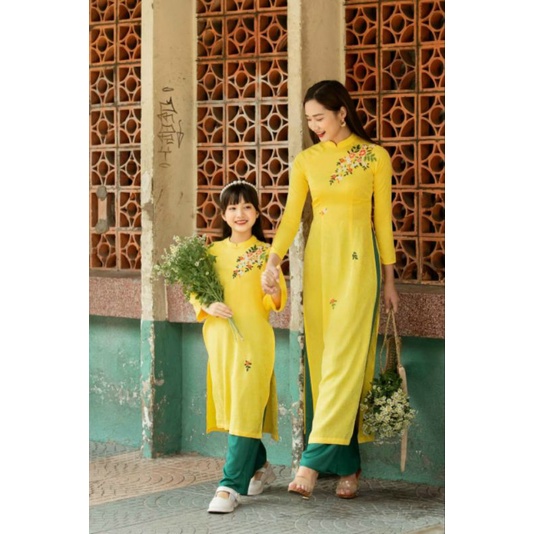 PT33 Áo dài mẹ bé áo dài cách tân chất liệu tơ mộc mềm mại màu vàng tươi tắn thêu họa tiết điệu đà thướt tha