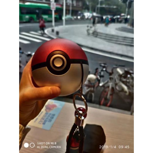 Sạc dự phòng 10.000mA hình quả bóng pokemon có gắn đèn báo