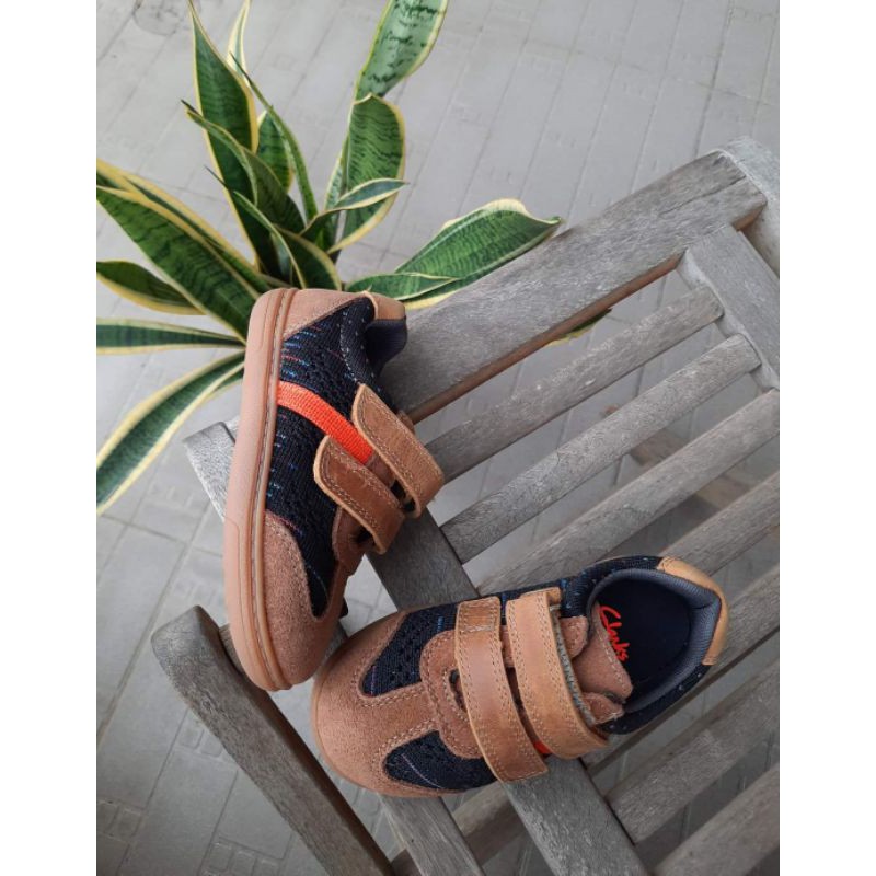 Giày xuất cho bé