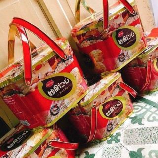 Combo bánh hạnh nhân kẹo socola nhân dừa và 2 hộp miến cay hàn quốc. Hàng xách tay nước ngoài giá rẻ chỉ có tại shop em.