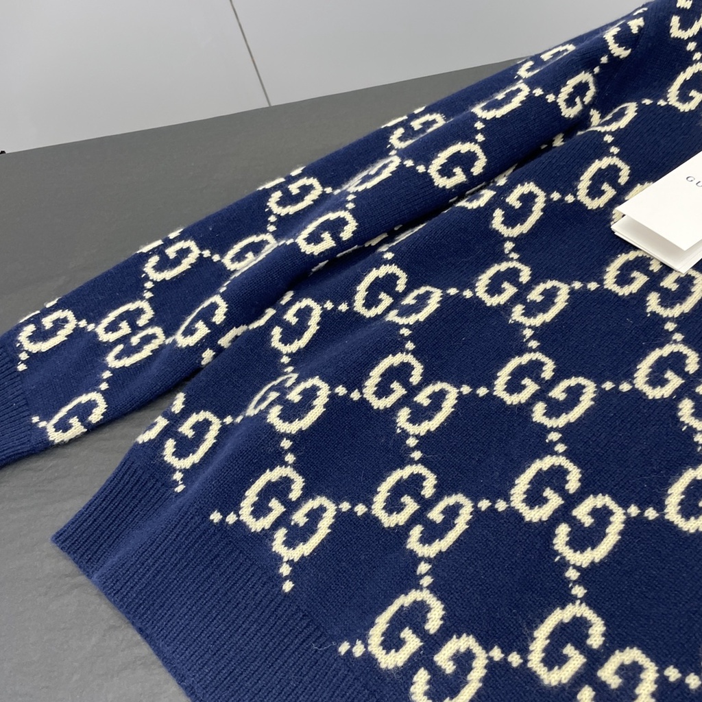 Áo len màu xanh được trang trí với họa tiết GG thời trang cao cấp Gucci GG GC