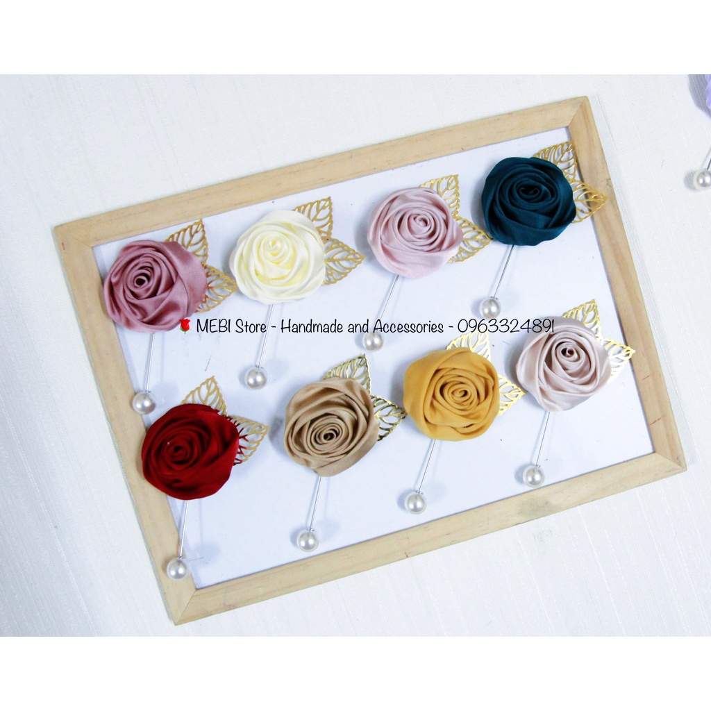 Hoa cài áo handmade hoa hồng cuộn mix 2 lá kim loại