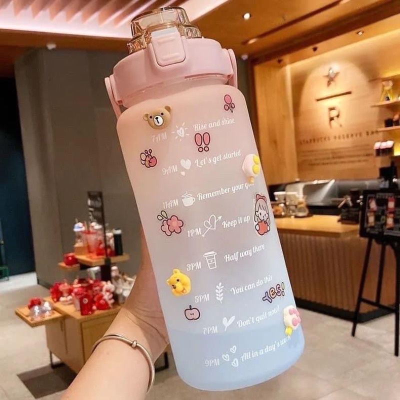 BÌNH NƯỚC 2 LÍT Chia Vạch Nhắc Nhở Dễ Thương Có Ống Hút Tiện Lợi