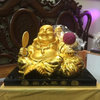 Tượng phật di lặc để trên taplo ôtô