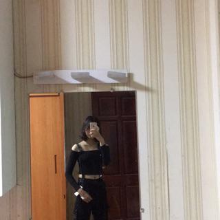 Giao nhầm quần size M nhưng lại mặc vừa in nên thôi ko cần trả lại làm gì, áo thì shop giao đúng size M của mình và S của bạn mình, shop cũng giao belt đầy đủ, quần dày dặn có co dãn phần eo, áo cũng co dãn tốt, đẹp, cho 5* nhưng tư vấn hơi xa :) mình mặc quần M còn vừa mà shop bảo có khi XL ms vừa