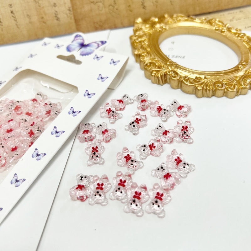 Charm gấu thạch trong nơ đỏ