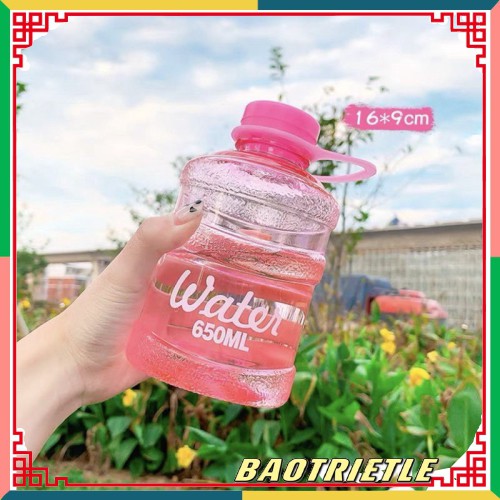 Bình nhựa du lịch trong suốt có quai 650ml (ngẫu nhiên màu) - baotrietle