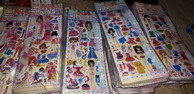 Hình dán Nổi thay quần áo_Một tờ hình dán nổi thay quần áo loại dài có nhiều mẫu khác nhau