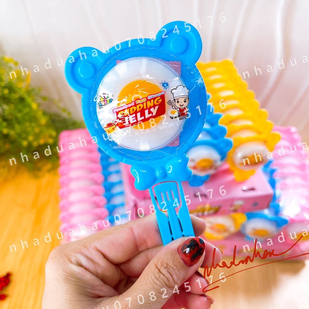 Một lốc gồm 30 cái thạch chảo pudding kem trứng kèm kẹo nổ xèo xèo vui vẻ cho bé Hongkong cái lớn 26gam