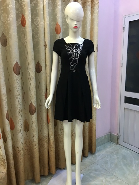 Đầm xòe phối hoa ngực V78 cao cấp | BigBuy360 - bigbuy360.vn