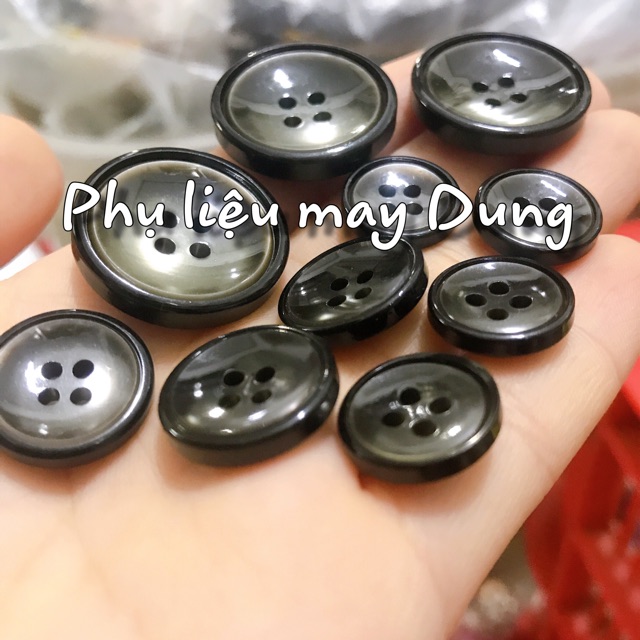 Nút 4 lỗ vest kiểu đen bóng