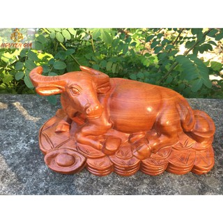 Tượng trâu phong thủy nằm núi tiền vàng bằng gỗ Hương ngang 30 cm