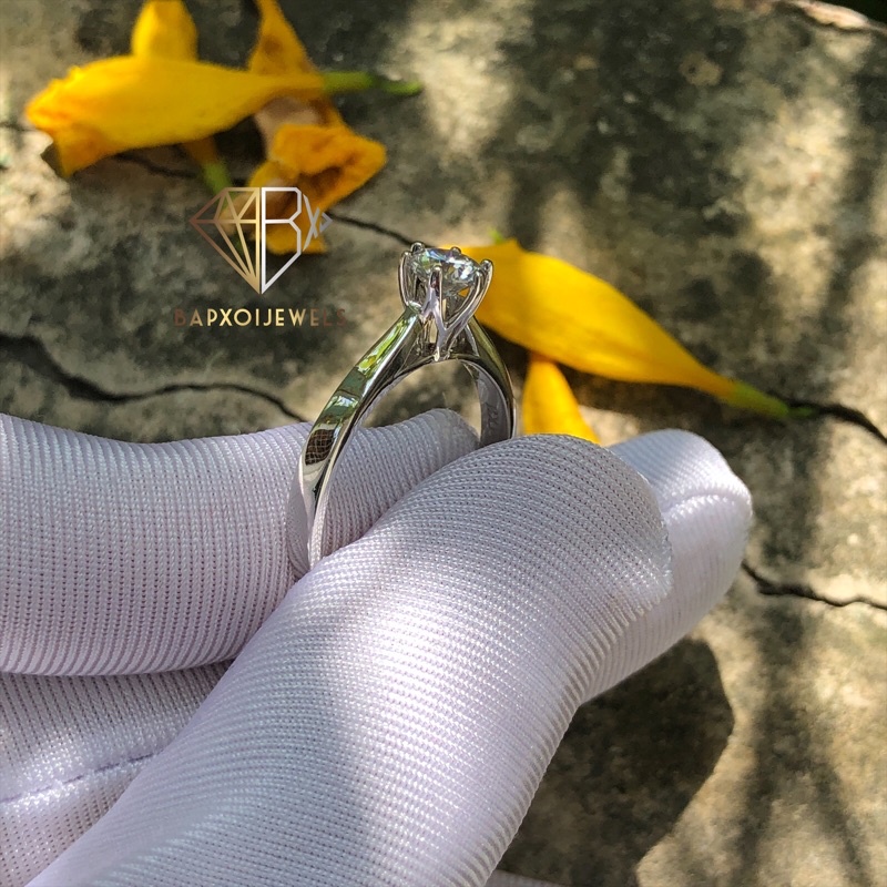 Nhẫn Moissanite viên chủ 5,4ly trắng nước D rực lửa ; Chất liệu bạc 925 mạ bạch kim