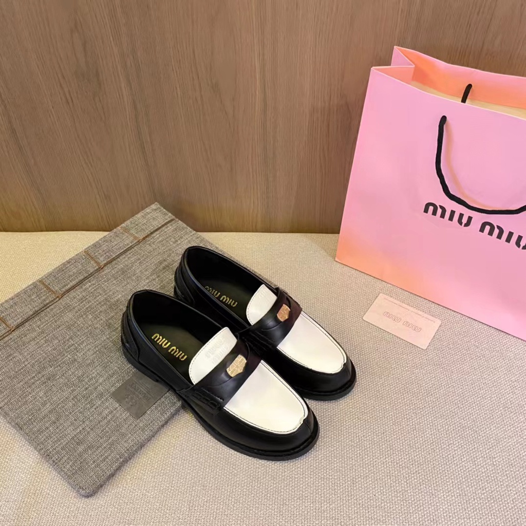 Miu Momen Tạp Dề Da Với Dây Da Và Kim Loại Trang Trí