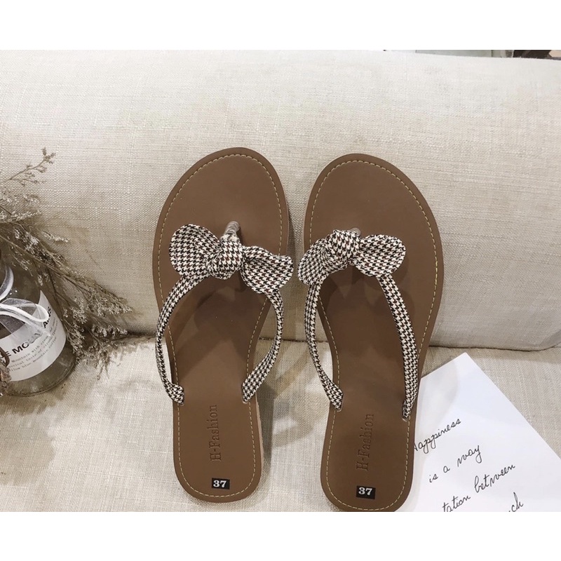 Dép tông kẻ caro xinh xắn