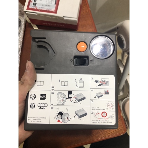 Bơm lốp oto theo xe Audi