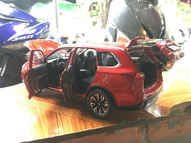 Mô hình xe SUV Mitsubishi Outlander 2022 tỉ lệ 1/18