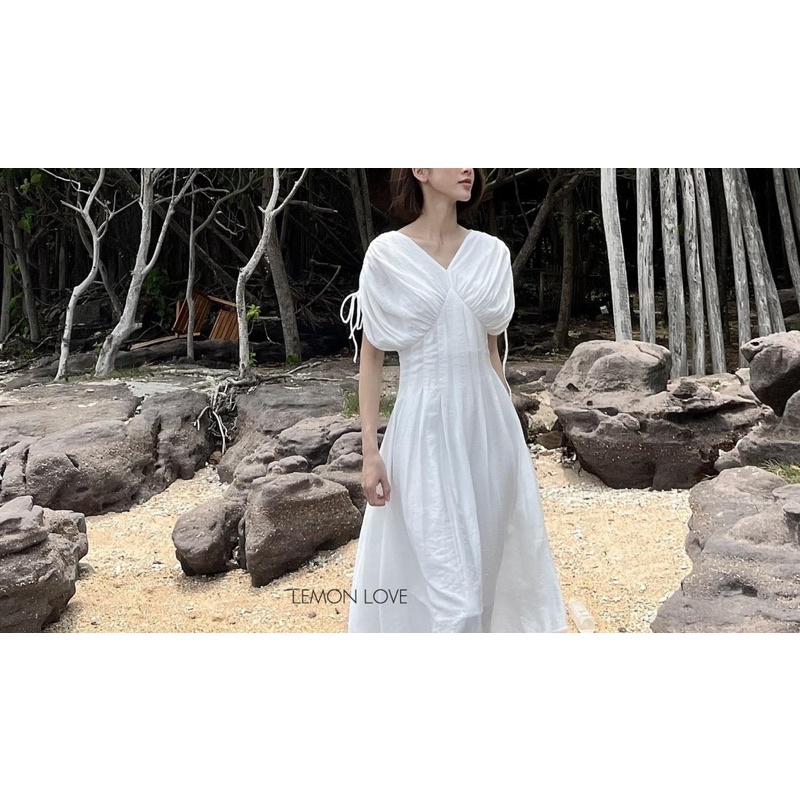 ĐẦM MIDI TRẮNG CỔ V RÃ NGỰC TAY RÚT DÂY BO EO