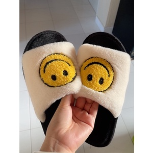 DÉP ĐI TRONG NHÀ HÌNH MẶT CƯỜI