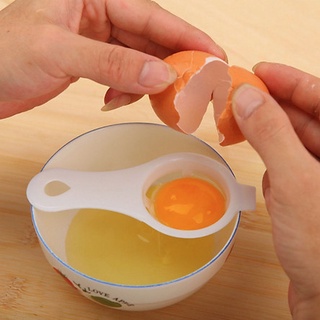 Đồ tách lòng đỏ trứng gà làm bánh, chế biến món ăn