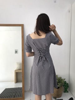 Váy kẻ cổ vuông buộc nơ sau