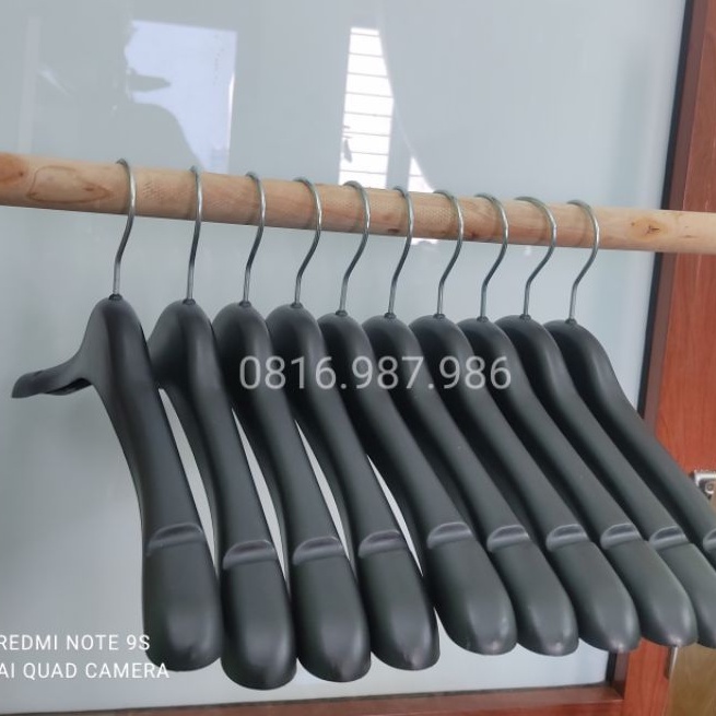 Móc treo quần áo nữ nhựa đen vai to size 38cm, mắc áo kẹp quần cho shop thời trang, giá đình, khách sạn