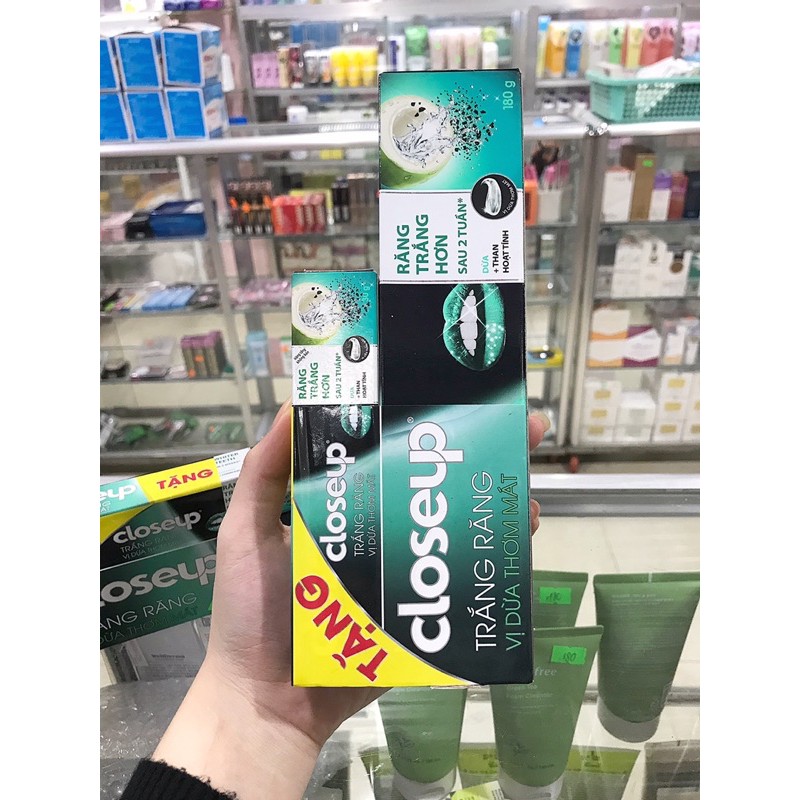 Kem đánh răng Closeup trắng răng dừa than hoạt tính 180g