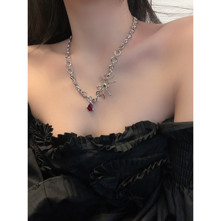 Europe and the United States small design sense necklace high INS cold wind personality spider ruby collarbone chain