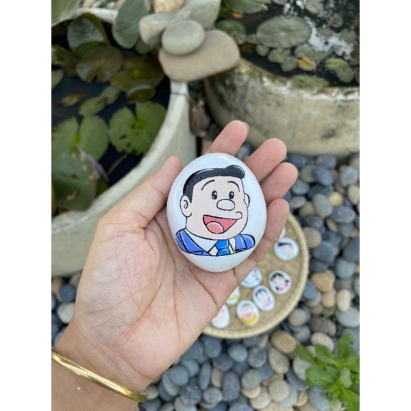 Các nhân vậy hoạt hình Doraemon trên đá cuội vẽ tay