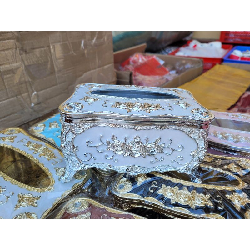Hộp đựng giấy ăn mạ vàng trang trí hoa văn