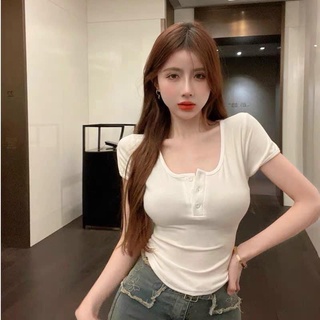 Áo thun cổ vuông cúc ngực ôm body dáng croptop