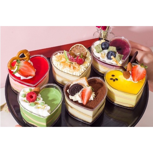 Hộp nhựa trái tim đựng bánh mousse tiramisu kem rau câu pannacotta