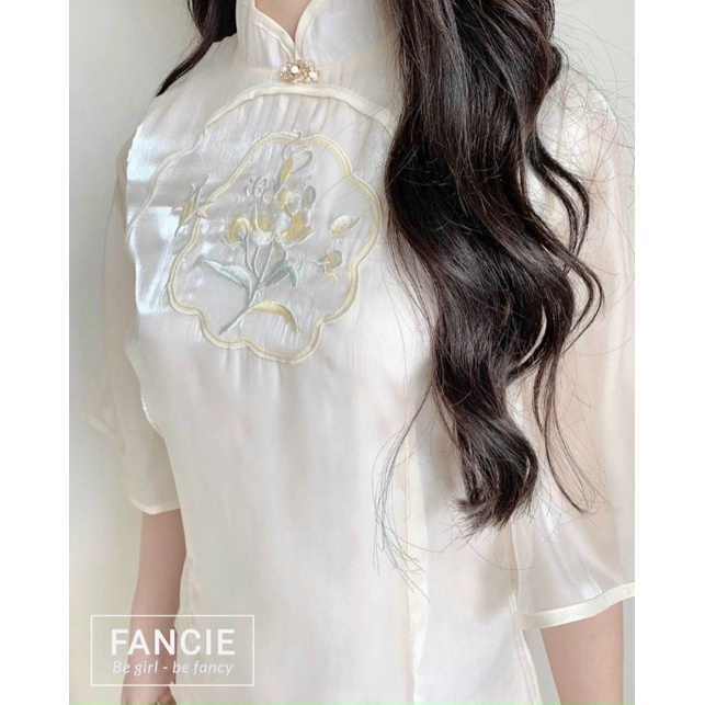 ÁO DÀI TRẮNG THÊU HOA VỚI QUẦN SUÔNG XINH XẮN