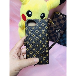 Bao da 2 mặt LV dành cho Iphone 6/7/8/SE có dây đeo