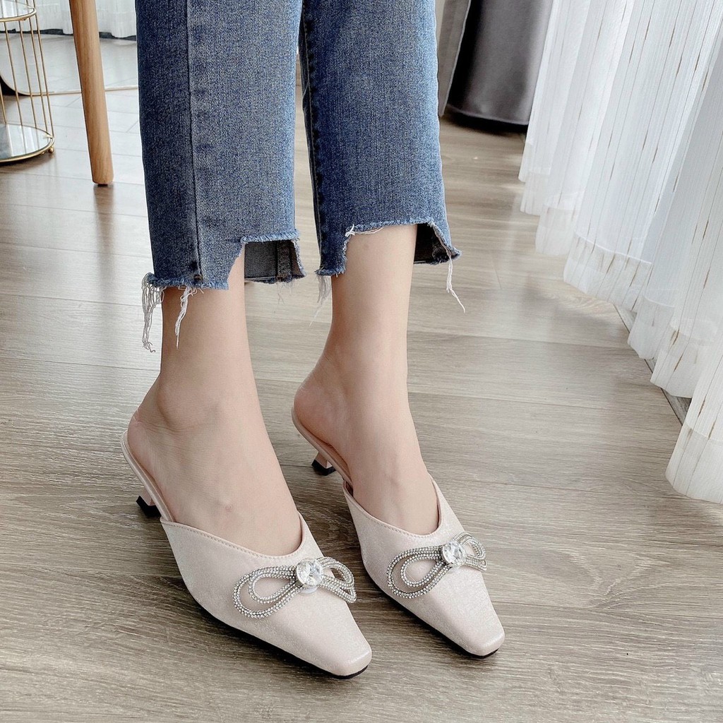 Dép guốc thời trang phối nơ nạm đá lên chân điệu đà