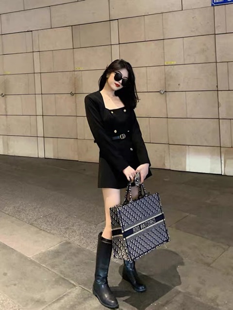 Váy cổ U kèm đai
