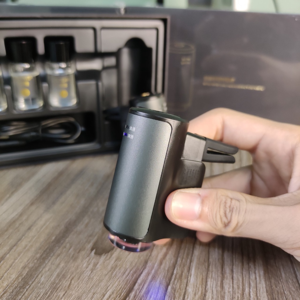 Máy khuếch tán tinh dầu nước hoa cài khe gió điều hòa xe hơi