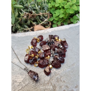 Mặt dây chuyền đá thô Red Garnet