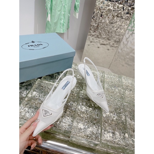 Giày cao gót 5cm mũi nhọn khoét eo logo thương hiệu Prada 2022 cao cấp