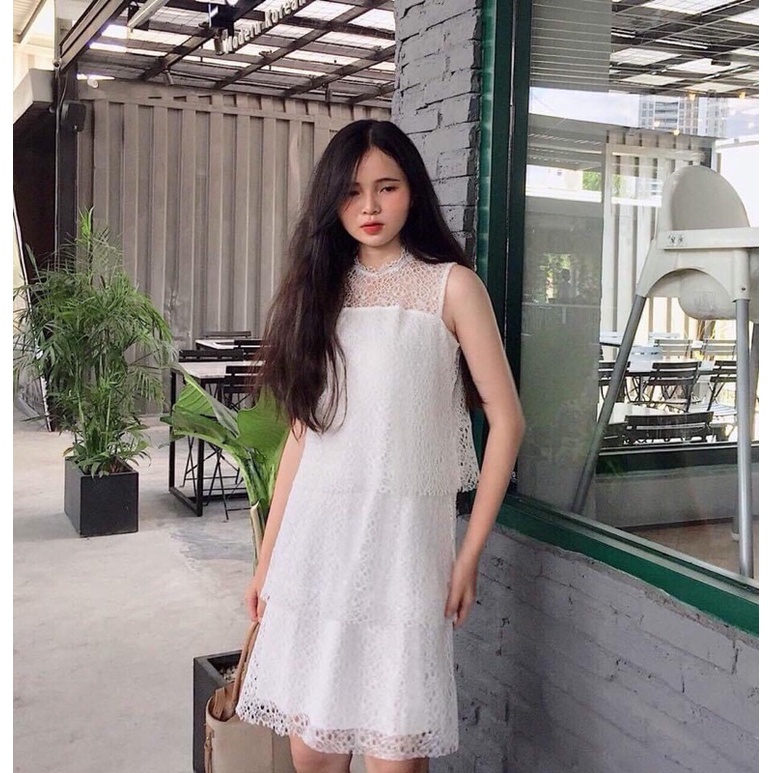 Váy ren tầng màu nude, 3 tầng như hình,bên trong có lớp lót,cài nút phía sau,tay sát nách,dáng suông freesize