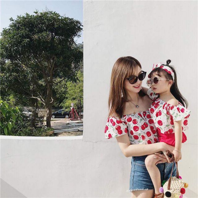 Sét đôi mẹ bà bé gái