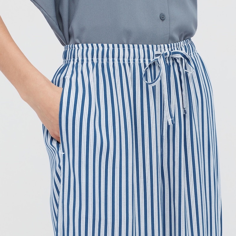 Quần lửng nữ kẻ sọc dọc xinh xắn, dễ thương của UNIQLO