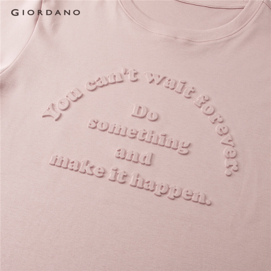 Áo thun Giordano 05322382 tay ngắn cổ tròn dáng rộng vải cotton 100% in chữ tiếng Anh sành điệu cho nữ