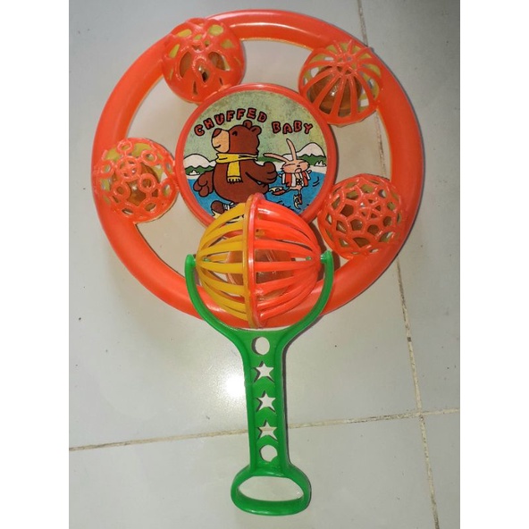 Hai cái lục lạc bằng nhựa cho bé